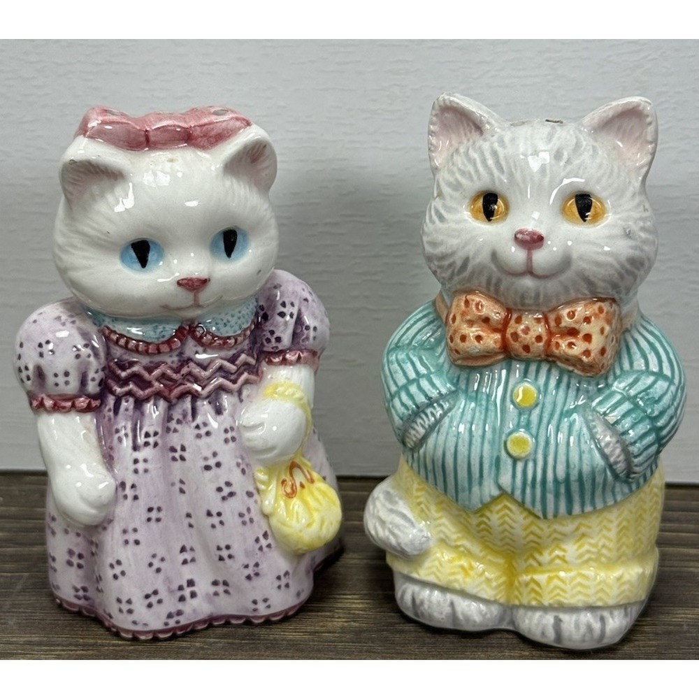 Avon 1992 Cat Salt & Pepper Shakers Pair Ceramic Kitty Figurines VTG Collectible